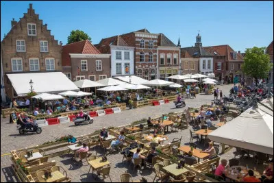 Parmi ces trois villes, laquelle se situe aux Pays-Bas ?