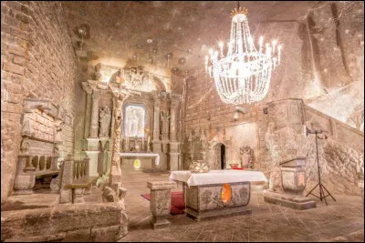 La petite bourgade polonaise de Wieliczka, 20 000 habitants, située à 15 kilomètres au sud de Cracovie, a acquis une renommée internationale et un classement au Patrimoine Mondial de l'Humanité par l'UNESCO. Quelle installation lui vaut cet honneur ?