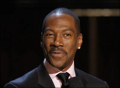 Qui est cet acteur et humoriste qui a eu une carrière prolifique en personnifiant plusieurs de ses personnages de film ?