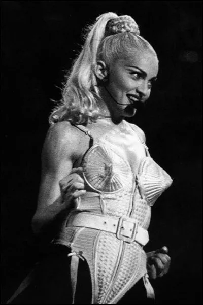 Qui est cette chanteuse et danseuse qui a su traverser les décennies en continuant de provoquer les scandales autour d'elle ?