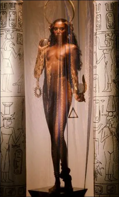 Puissante magicienne soeur et épouse d'Osiris. Qui est-elle ?