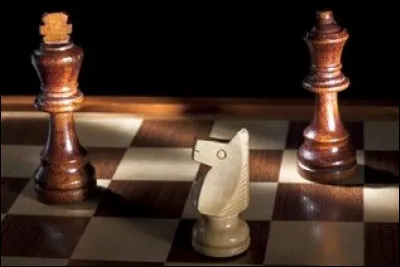 Comment se nomme aux échecs l'attaque de deux pièces en même temps ?