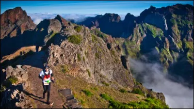 Il existe aussi "la diagonale des fous" qui est une compétition sportive pratiquée sur l'île de la Réunion. Quelle est la distance à courir ?