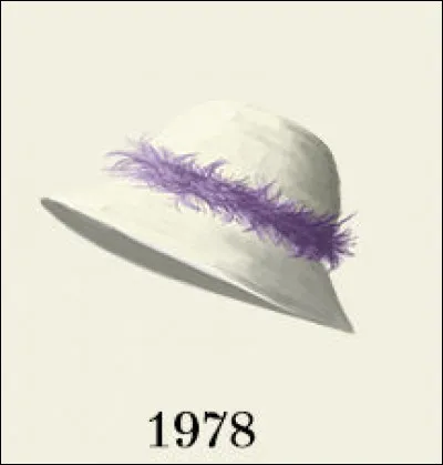 Avec ce chapeau à fanfreluches, elle se rend ...