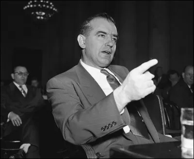 Homme politique américain devenu célèbre pour ses campagnes, au début des années 1950, contre le gouvernement fédéral des États-Unis, et contre tous ceux qu'il soupçonnait d'être communistes :