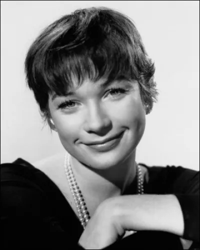 Actrice américaine, qui a tenu son premier rôle dans le film d'Hitchcock "Mais qui a tué Harry ?" ; puis elle a joué dans "Tendres Passions" et dans les films de Billy Wilder "La Garçonnière" et "Irma la Douce" :