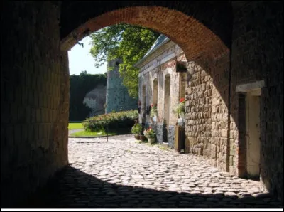 Montreuil-sur-Mer est une ancienne ville portuaire. Ses remparts et sa citadelle sont classés tous deux aux monuments historiques depuis 1913 et 1926. Dans quel département se trouve cette admirable cité médiévale ?