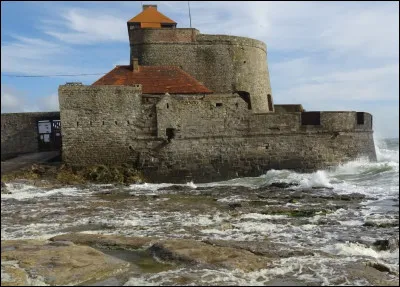 Le Fort d'Ambleteuse commandé par Louis XIV, puis édifié par Vauban entre 1682 et 1690 afin de protéger un chantier de port de guerre, fait partie de l'histoire du Pas-de-Calais. Il se visite à marée basse et offre un spectacle grandiose. Mais qu'abrite-t-il aujourd'hui ?