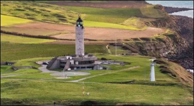 Une étape s'impose au phare du Cap Gris Nez inscrit au titre des monuments historiques depuis 2010 et qui domine du haut de ses 31 m le littoral du Pas-de-Calais. Il n'est pas ouvert au public car il abrite en rez-de-jardin le Cross. Que signifie cette abréviation ?