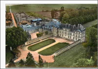 Sur le retour, nous découvrons le Château de Raray niché dans la campagne des Hauts-de-France dans le département de l'Oise. En 1946, Jean Cocteau est tombé sous le charme de ce patrimoine du 13e siècle et a tenu à y tourner un film. Lequel d'après-vous ?