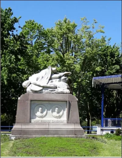 La station balnéaire du Crotoy fait partie de notre itinéraire. Son histoire nous permet de découvrir un grand monument érigé en 1934 à la mémoire des Frères Caudron, deux pionniers français. Qu'est-ce qui a fait la notoriété de ces deux hommes ?