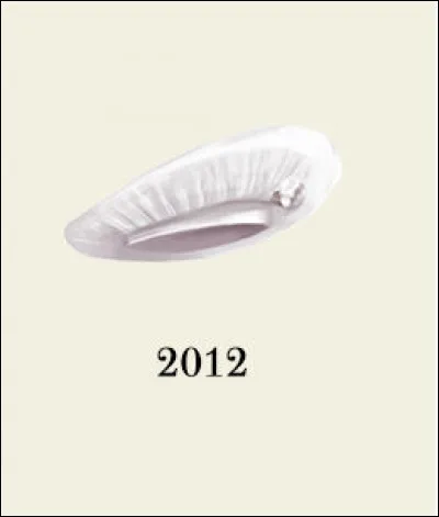 À quelle occasion porte-t-elle cette petite galette blanche ?