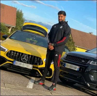 Comment s'appelle le frère de la fille qu'il kiffe ?