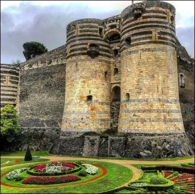 La plus verte ! Et qu'importe Boby Lapointe, chantant qu'il ne courrait point après ses habitantes, de peur d'attraper une [...] de poitrine !