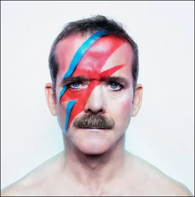 Qui se représentait sous les traits du personnage fictif de Ziggy Stardust ?