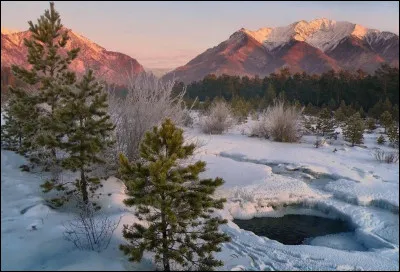 Km 5641 : Oulan-Oude. Laissons le lac Baïkal derrière nous et profitons de la traversée des steppes de Bouriatie jusqu'à sa capitale, Oulan-Oude. Là, vous avez le choix de l'itinéraire. Soit vous me suivez vers l'Est direction Vladivostok, soit vous bifurquez vers le Sud via Oulan-Bator jusqu'à Pékin. Si vous optez pour la seconde possibilité, quel train emprunterez-vous ?