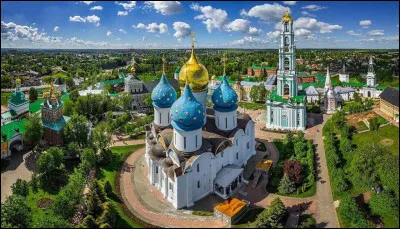 Km 70 : Serguiev Possad. Elle fait partie d'un ensemble de villes d'importance historique et à l'architecture remarquable situées à l'Est de Moscou. Quel nom porte cet ensemble de villes ?