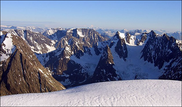Prenez par exemple les "Alpes de Lyngen", dont l'altitude maximale est de 1 833 m. Où les trouvent-on ?