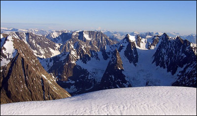 Prenez par exemple les "Alpes de Lyngen", dont l'altitude maximale est de 1 833 m. Où les trouvent-on ?