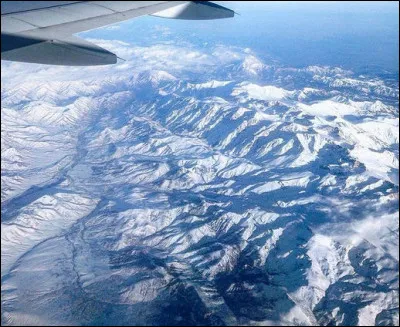 Une vue d'avion des Alpes "pontiques", culminant &agrave; 3 942 m : o&ugrave; les trouve-t-on ?