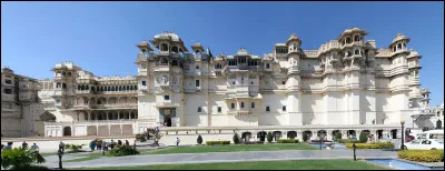 Dans quel pays se situe le complexe City Palace qui comprend plusieurs palais blancs construits en 1559 par le Maharana Udai Singh II ?