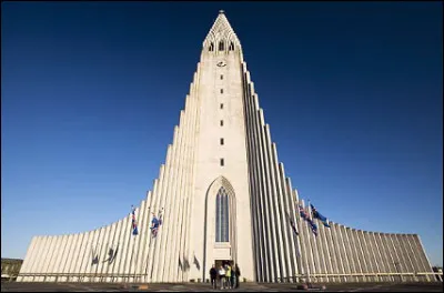Sur quelle île se situe l'église luthérienne blanche Hallgrimskirkja dont la flèche culmine à 74,5 mètres ?