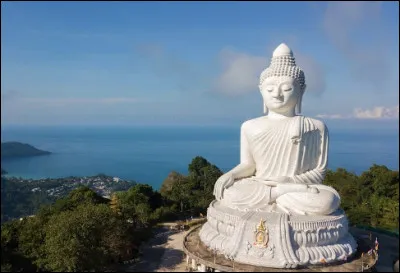 Dans quelle ville de Thaïlande se situe le temple du Bouddha géant, une construction en marbre de 45 mètres de haut, consacré au roi Rama V ?
