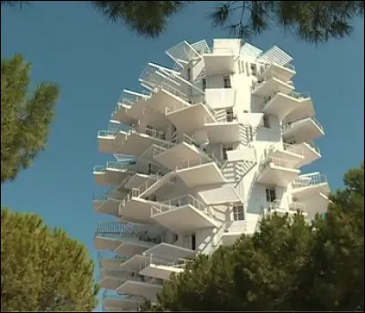 Dans quelle ville de l'Hérault se situe l'Arbre blanc, élu plus bel immeuble du monde ?