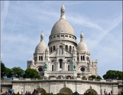 Dans quel quartier de Paris se situe la basilique du Sacré-coeur construite en traversin, une roche calcaire au grain très fin ?