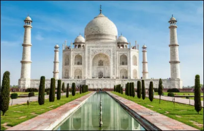 Dans quelle ville se situe le Taj Mahal, mausolée de marbre blanc construit par l'empereur Shâh Jahân en mémoire de son épouse ?