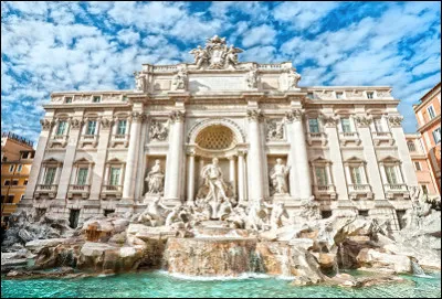 Dans quelle ville se situe la fontaine de Trevi de style baroque ?