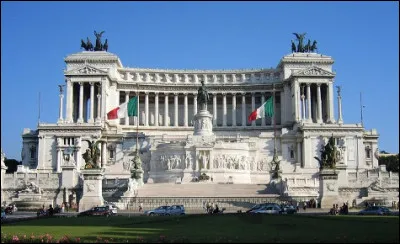 Dans quelle ville se situe le Vittoriano, monument d'un blanc immaculé dédié à Victor-Emmanuel II ?