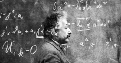 Pourtant, l'aspect quantique des choses ne fut pas encore remis en cause. C'est en reprenant une observation d'Antoine Becquerel et son fils Edmond de 1839 qu'Albert Einstein met en exergue la physique quantique en 1905 : peu importe la puissance lumineuse, les électrons ne sont arrachés que si l'énergie est suffisamment grande. Quelle fut cette expérience ?