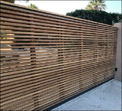 Quel est le nom d'une clôture formés de panneaux ou barreaux espacés symétriquement et laissant le jour pénétrer entre chacun ?