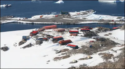 Dans quel district des ''Terres australes et antarctiques françaises'', ''la base Dumont-d'Urville'' est-elle située ?