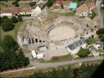 Voici une vue du th&eacute;&acirc;tre gallo-romain de Drevant. Village du Centre-Val-de-Loire, sur la rive droite du Cher, il se situe dans le d&eacute;partement ...