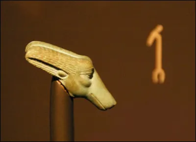 Il est le symbole du pouvoir, l'insigne magique que portaient certains prêtres. Ce bâton possède une tête d'animal semblable au chien-chacal Seth, et se termine par une espèce de fourche dans sa partie inférieure. C'est le sceptre du pouvoir divin, le bâton de pouvoir. Quel est-il ?