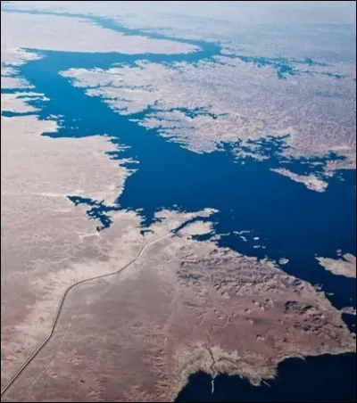 Axe absolu, le Nil est le commencement du monde, son cours est le méridien qui sépare l'Est de L'Ouest. Quelle rive était le lieu où se trouvaient les vivants, les temples et les villages ?