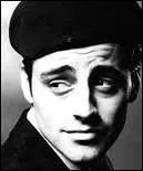 Qu'est-ce qu'il lui permet de trouver rapidement du travail ?