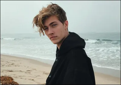 Durant l'AU, Draco s'est rapproché de deux personnes en particulier, en dehors d'Harry. Qui ?