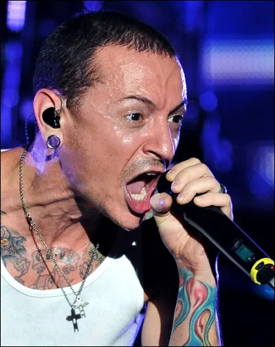 Il était le chanteur d'un groupe de métal connu avant sa mort en 2017. Qui est-il ?