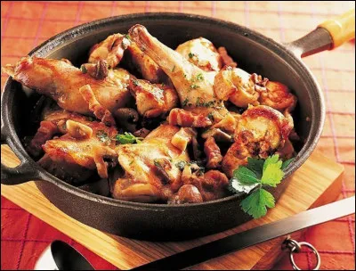 Quel ingrédient est indispensable à la recette traditionnelle du lapin chasseur ?