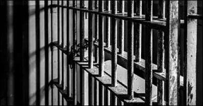 Que fait Lizzie l'Osseuse à ses prisonniers ?