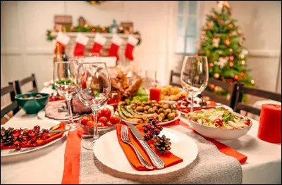 Lors du réveillon, les familles se réunissent pour le dîner. Ils mangent...