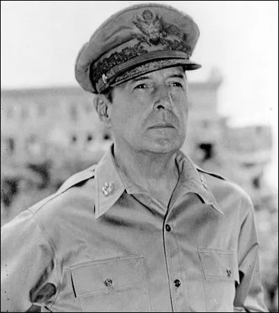 Général américain, commandant des forces alliées dans le Pacifique de 1942 à 1945, puis commandant des forces des Nations unies durant la guerre de Corée de 1950 jusqu'au 11 avril 1951 :