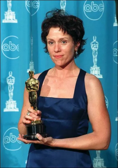 Actrice américaine, elle a joué dans "Mississippi Burning", dans plusieurs films des frères Coen, et remporté à deux reprises l'Oscar de la meilleure actrice, en 1997 puis en 2018 :