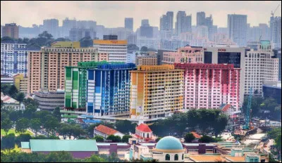 Dans quelle cité-État d'Asie du Sud-Est se situe un ensemble d'immeubles d'habitation colorés ?