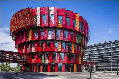 Dans quel pays se trouve l'immeuble Kuggen, un ensemble 
 de bureaux de conception écologique, construit à Göteborg ?