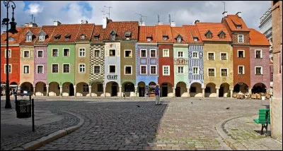 Dans quel pays se situe la quartier marchand du vieux Poznañ, un ensemble d'édifices colorés datant du 16e siècle ?