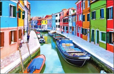 Quelle est cette île de la lagune de Venise, célèbre pour sa dentelle et ses maisons vivement colorées ?